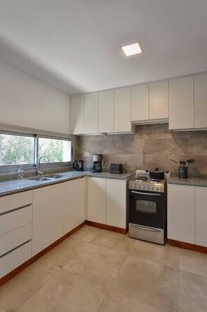 Fridge, microwave, oven, stovetop - Exclusive and Peaceful Property in Luján de Cuyo (Luján de Cuyo)