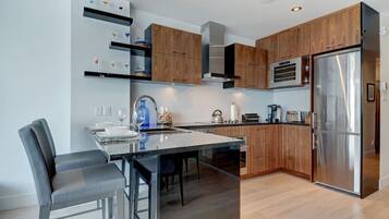 Geladeira, micro-ondas, fogão, cooktop