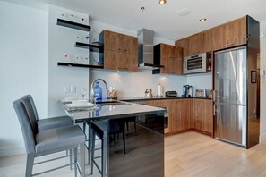 Frigorífico, microondas, horno y placa de cocina