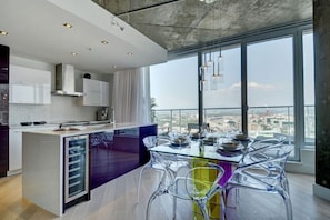 Fridge, microwave, oven, stovetop - Les Immeubles Charlevoix - 760707 (Ville de Québec)