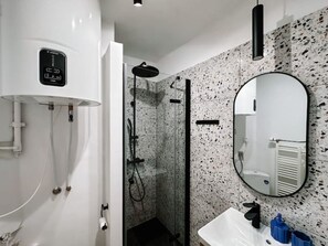 Haartrockner, Handtücher, Seife, Shampoo