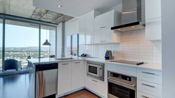 KĂŒhlschrank, Mikrowelle, Ofen, Herdplatte