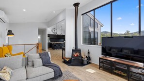 Fernseher, Kamin, DVD-Player