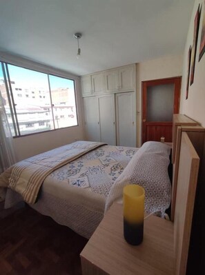 2 Schlafzimmer, Bügeleisen/Bügelbrett