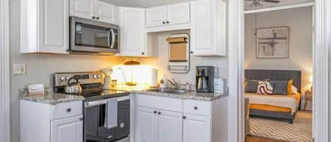 Geladeira, micro-ondas, fogão, cooktop
