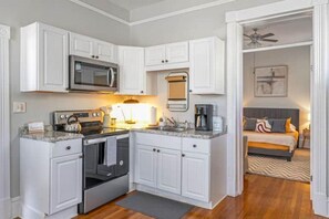 Fridge, microwave, oven, stovetop - Savannah Midcentury Modern Haven - Thomas Square (Savannah)