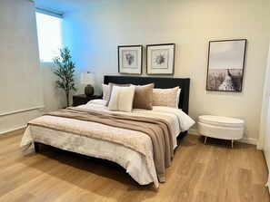 1 多间卧室、客房内保险箱、办公桌、熨斗/熨衣板