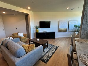 Smart TV - New, private, beautifully furnished, king bed w/ parking & workspace, by beach (San Diego)