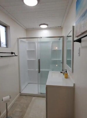 Dusche, umweltfreundliche Kosmetikartikel, Haartrockner, Handtücher
