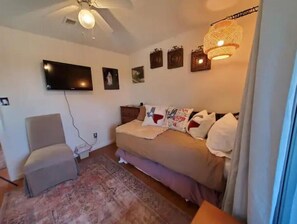 2 chambres, bureau, fer et planche Ă repasser, lit parapluie