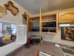 K ühlschrank, Mikrowelle, Ofen, Herdplatte