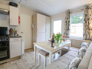 Fridge, electric kettle, toaster, cookware/dishes/utensils - No 3 Foxburrow Hang (Great Yarmouth)