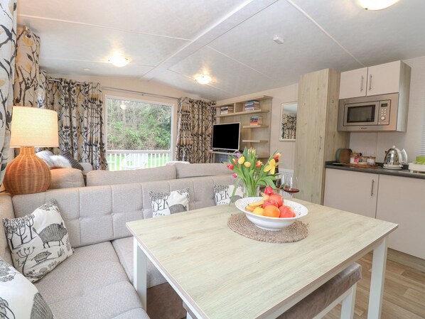 Dining - No 3 Foxburrow Hang (Great Yarmouth)