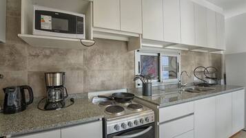 Refrigerador, microondas, horno, placa de cocina