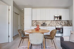 Kylskåp, mikrovågsugn, ugn och spishäll