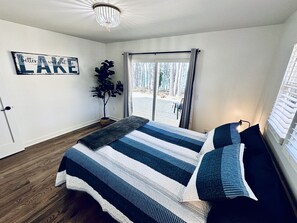 4 bedrooms, desk, free WiFi, bed sheets - Lakefront, Views, Private Dock, Boat Rental, Bunks, Near Clemson, Kayaks! (Starr)