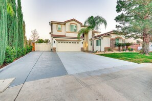 Property grounds - Outdoor Oasis + Hot Tub! Spacious Clovis Home (Clovis)