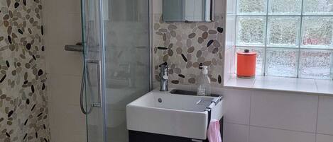 SĂšche-cheveux, serviettes fournies, savon, shampoing