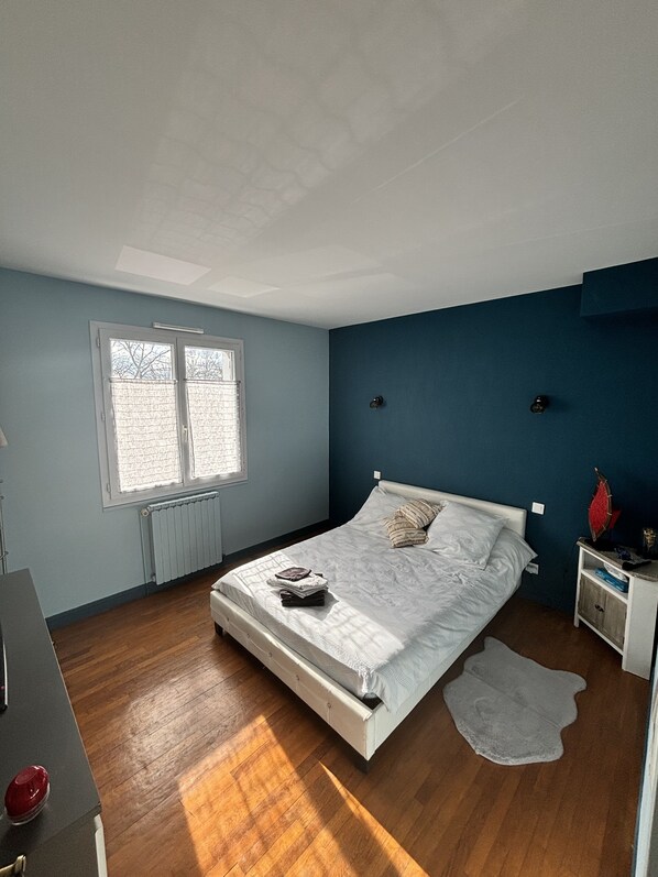 1 habitación, tabla de planchar con plancha, wifi gratis y ropa de cama 