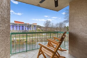 Property grounds - River View w Pool. Close to Many Attractions: ALL REASONABLE OFFERS CONSIDERED (Pigeon Forge)