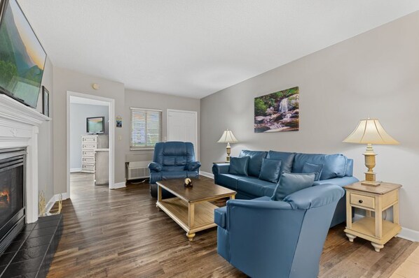 TV, fireplace - Parkway Riverview 307 (Pigeon Forge)