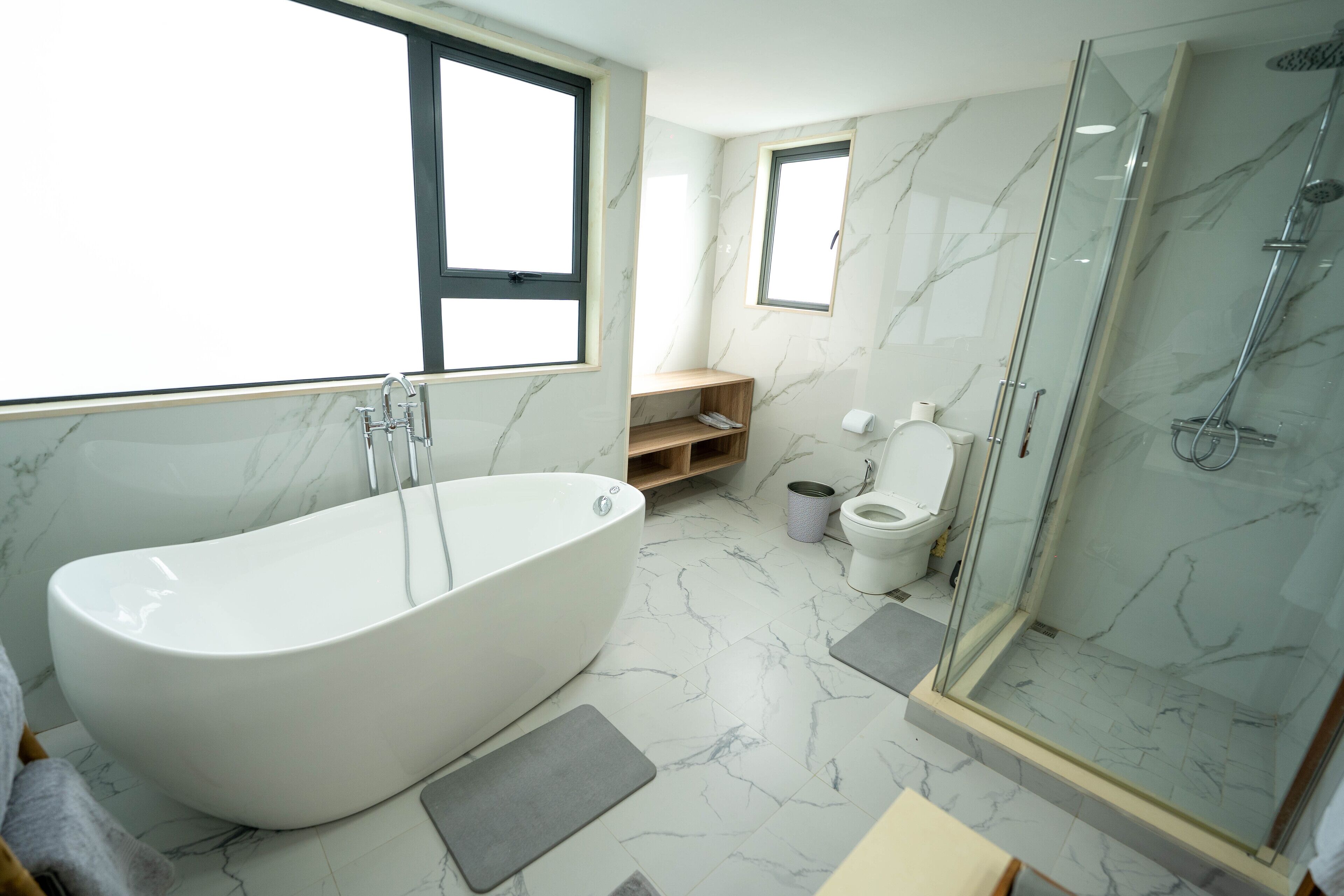 Hiustenkuivaaja, pyyhkeet, saippua, sampoo