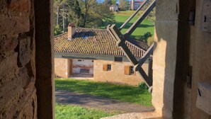 A rustic building with a tiled roof and a grassy yard. - 4 Bedroom Private vacation home in Montpezat (Montpezat)