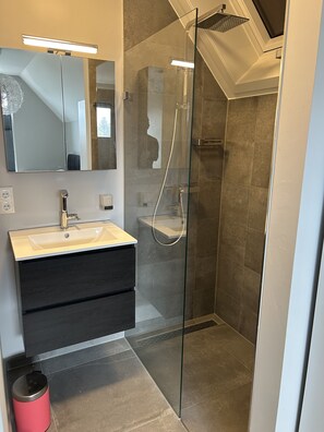Een douche, een haardroger, handdoeken, zeep