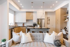 4 bedrooms - The Perch - Private Rooftop Patio w Hot Tub (West Kelowna)