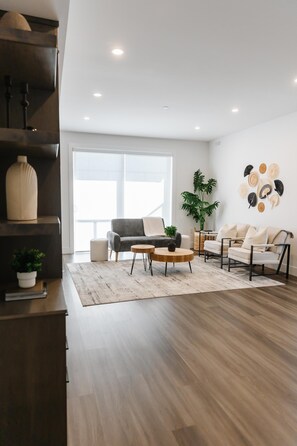 Apartment | 4 bedrooms - The Perch - Private Rooftop Patio w Hot Tub (West Kelowna)