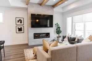 4 bedrooms - The Perch - Private Rooftop Patio w Hot Tub (West Kelowna)