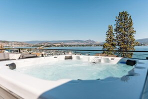 Apartment | 4 bedrooms - The Perch - Private Rooftop Patio w Hot Tub (West Kelowna)