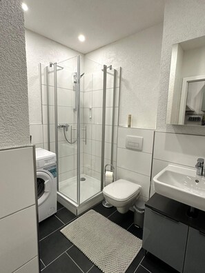 Hårføner, håndklær, såpe og toalettpapir