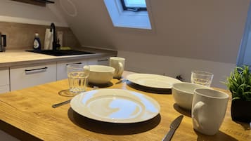 Fridge, dishwasher, coffee/tea maker, electric kettle