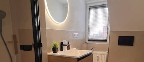 Toalhas de banho, sabonete, shampoo, papel higiênico