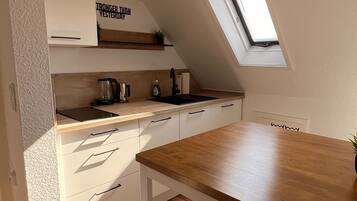 Kühlschrank, Geschirrspüler, Wasserkocher mit Kaffee-/Teezubehör