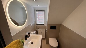Serviettes fournies, savon, shampoing, papier toilette