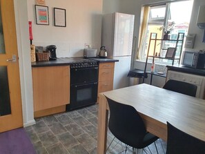 Fridge, microwave, oven, stovetop - Private Double Bedrooms near Nottingham City (Radford)