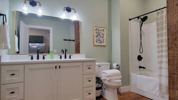 Hårføner, håndklær, såpe og sjampo