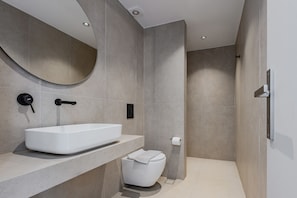 Dusche, Haartrockner, Handtücher, Toilettenpapier