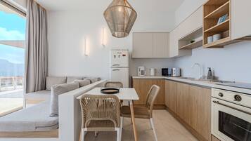 Wasserkocher mit Kaffee-/Teezubehör, Kühlschrank, Mikrowelle, Ofen