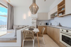Cafetera y tetera, refrigerador, microondas y horno 
