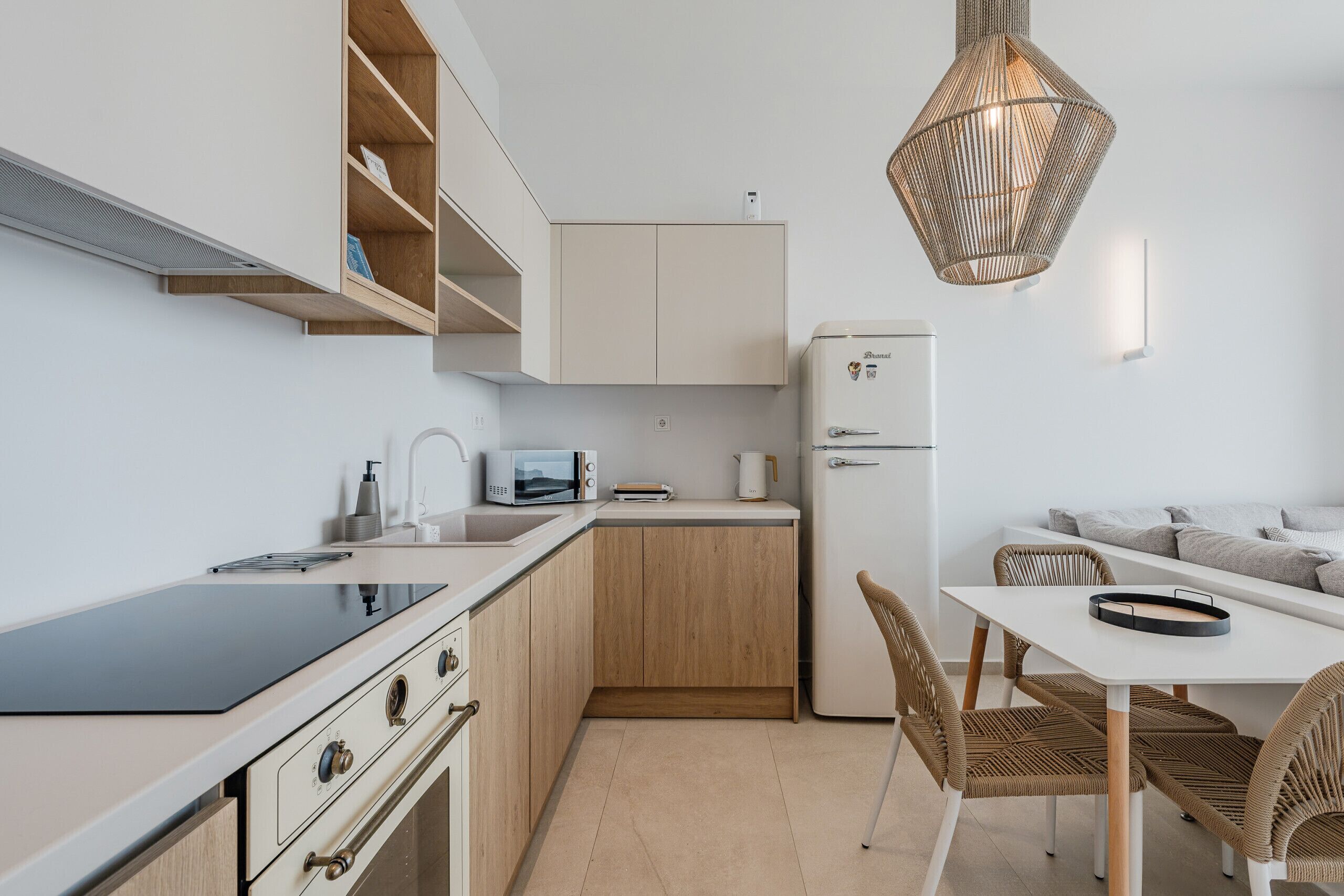 Wasserkocher mit Kaffee-/Teezubehör, Kühlschrank, Mikrowelle, Ofen