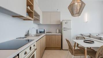 Wasserkocher mit Kaffee-/Teezubehör, Kühlschrank, Mikrowelle, Ofen