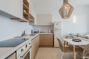Wasserkocher mit Kaffee-/Teezubehör, Kühlschrank, Mikrowelle, Ofen