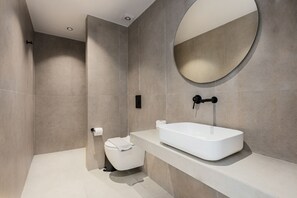 Shower, hair dryer, towels, shampoo