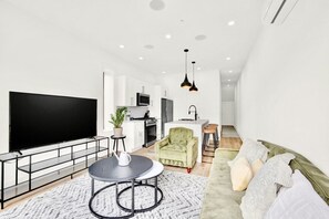 Een smart-tv en boeken