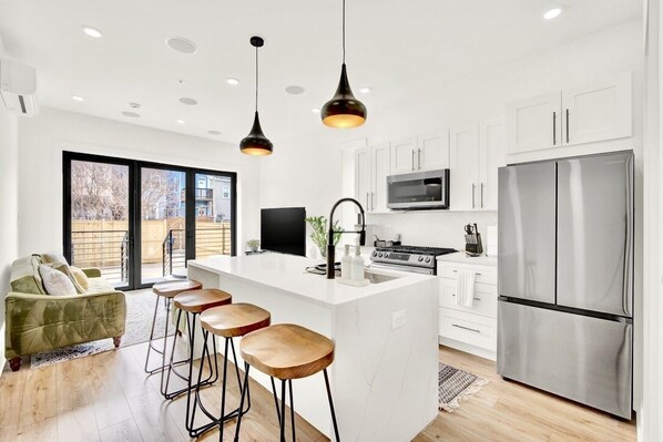 Een koelkast, een magnetron, een oven, een kookplaat