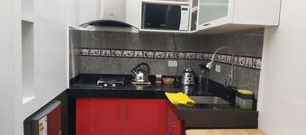 Estudio completo con cocina ; ideal para estancias largas .