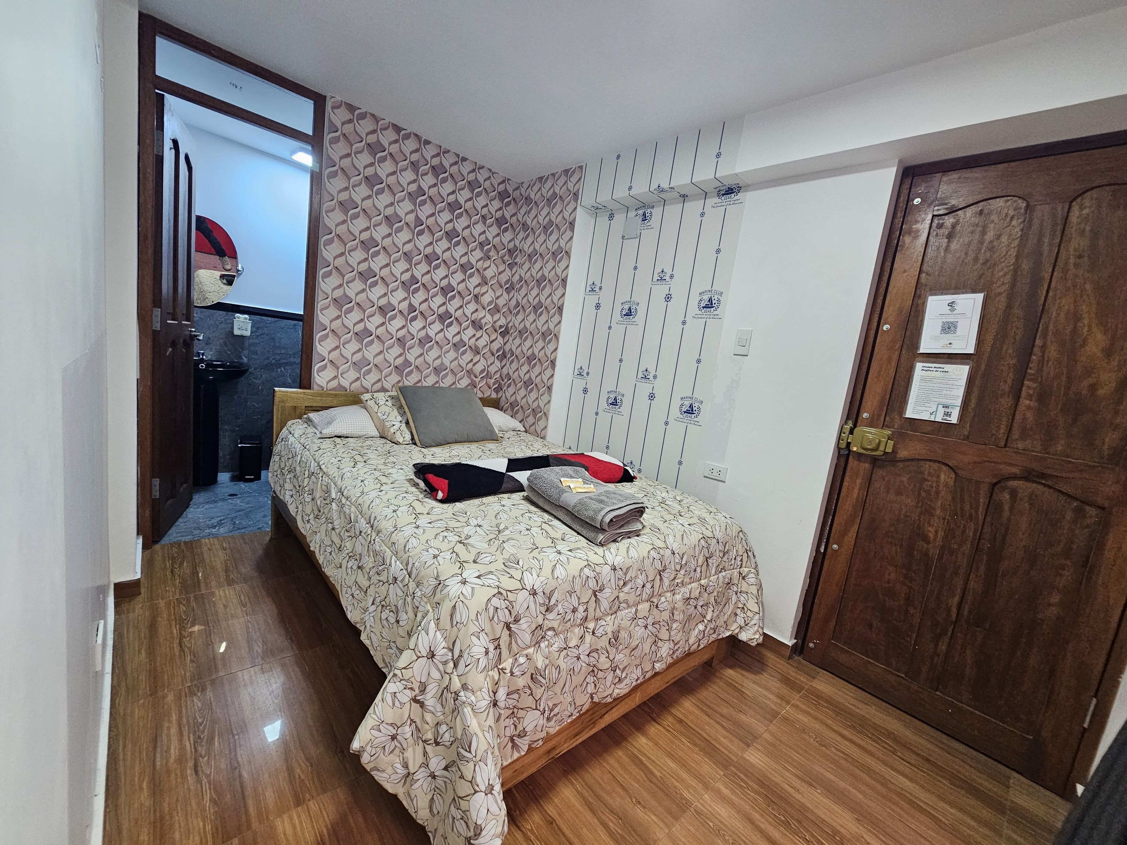 1 dormitori, planxa i posts de planxar, wifi i roba de llit 